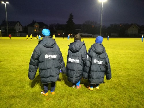 F2 weiht neuen Rasenplatz mit Kantersieg ein