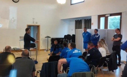 Erste Hilfe Kurs - Ersthelfer auf dem Fußballplatz